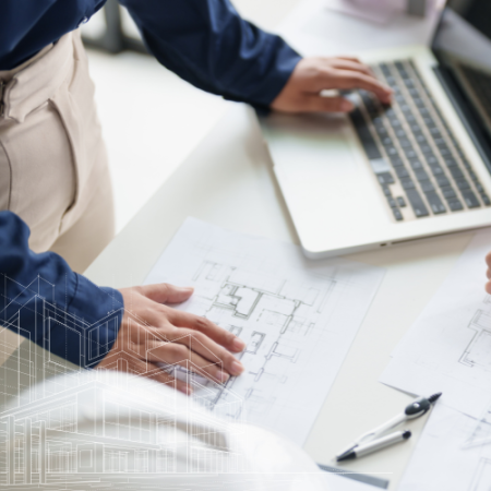 Büroaufnahme mit Bauzeichnung